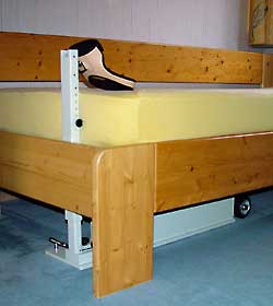 Der Gelenkexpander unter einem Bett aufgestellt
